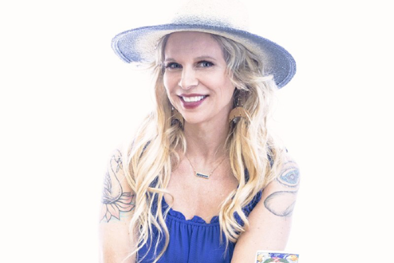 Threads of Oracle Wisdom with Tarot: A Journey to Know Thyself